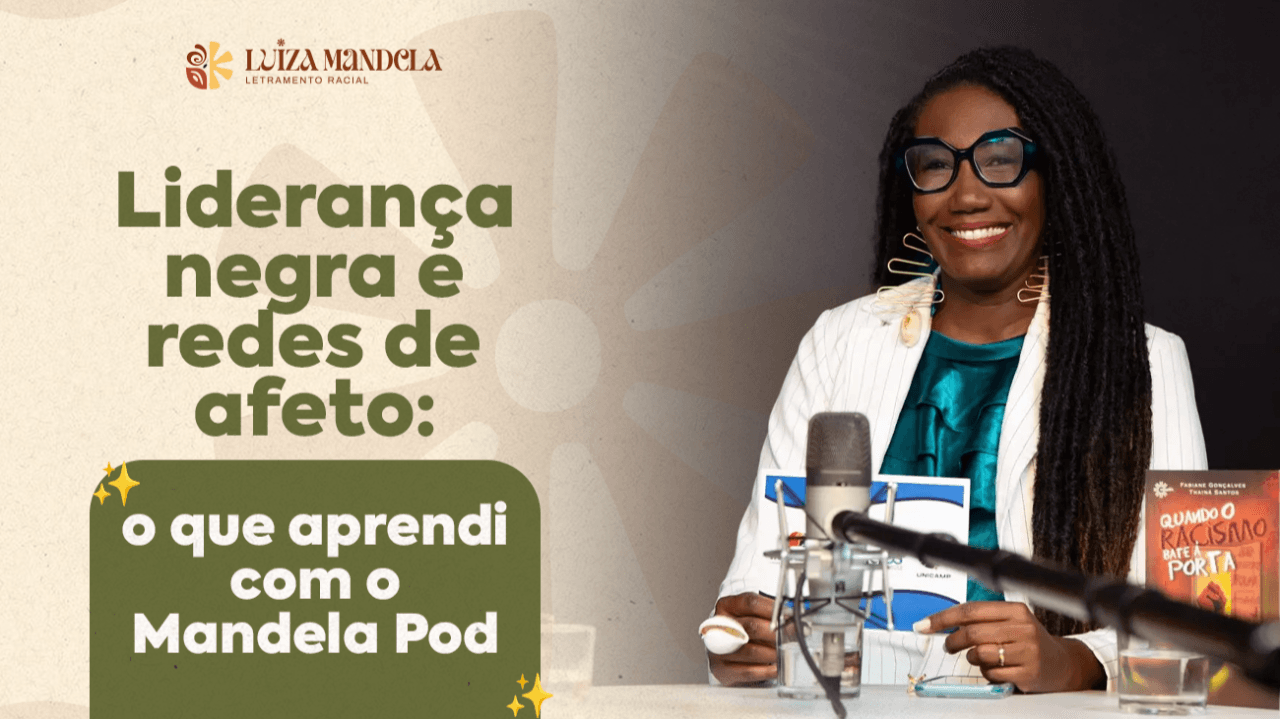 Capa do artigo: Luiza Mandela sorrindo, de óculos e blazer branco, diante de um microfone de podcast, com o título “Liderança negra e redes de afeto: o que aprendi com o Mandela Pod”.
